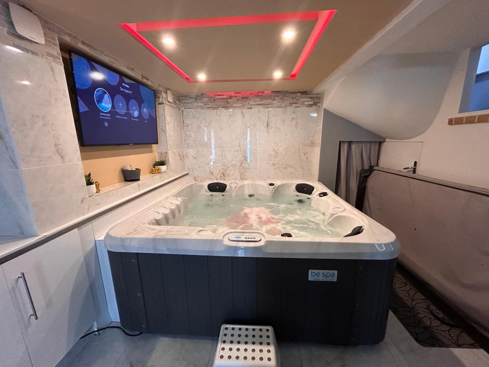 Spa Jacuzzi Moon White Vaudherland Ngoại thất bức ảnh
